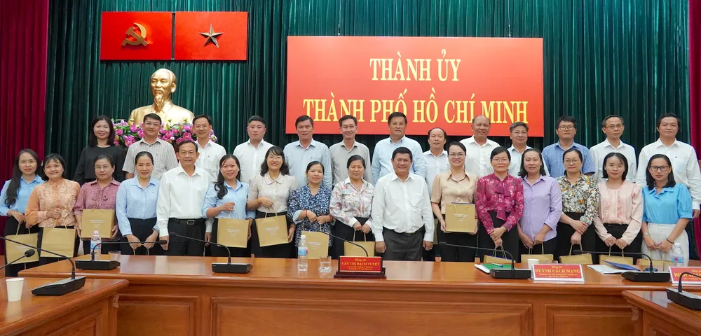 Đồng chí Huỳnh Cách Mạng và đồng chí Đinh Thanh Nhàn tặng quà tri ân đến lãnh đạo Ban Tổ chức các quận ủy, huyện ủy, Thành ủy TP Thủ Đức 6HH07728.JPG