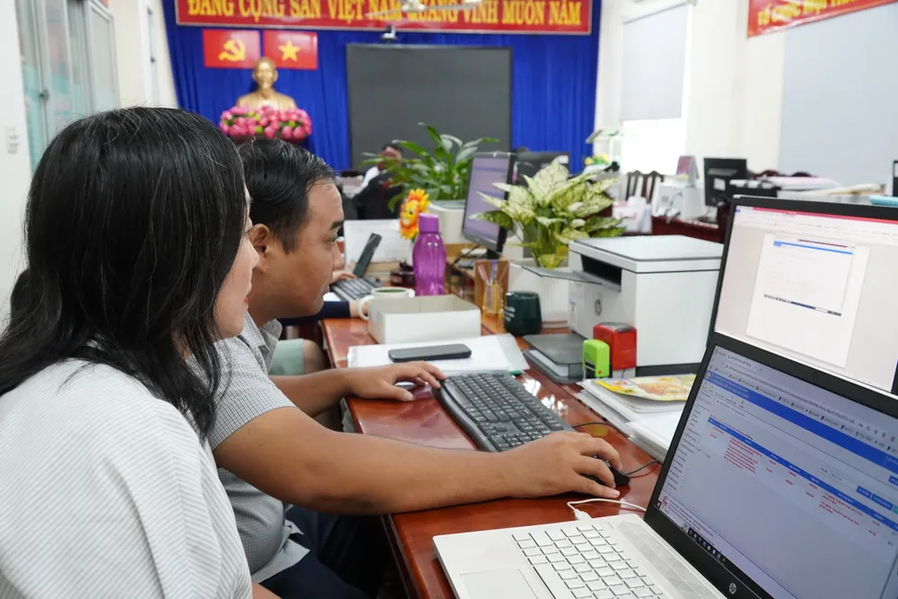 Công chức phường An Khánh vận hành thử nghiệm hệ thống quản lý văn bản dưới sự hỗ trợ của công chức Trung tâm Chuyển đổi số TPHCM 1.JPG