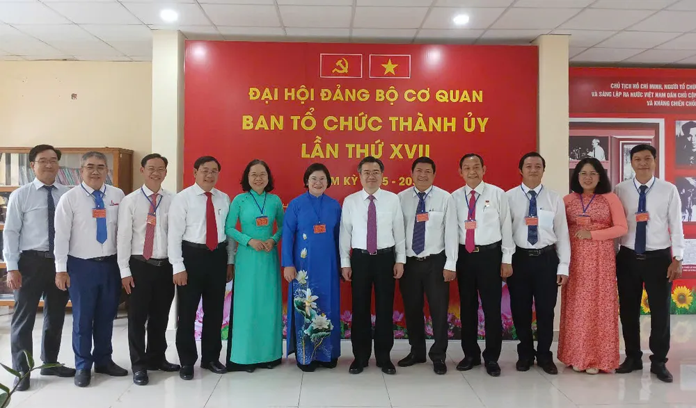 Phó Bí thư Thường trực Thành ủy TPHCM Nguyễn Thanh Nghị chụp hình cùng các đại biểu dự đại hội 24-6. 1.jpg