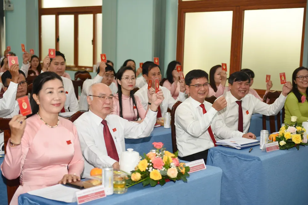 Các đại biểu biểu quyết thông qua chương trình đại hội 26-6. ĐH8.jpg