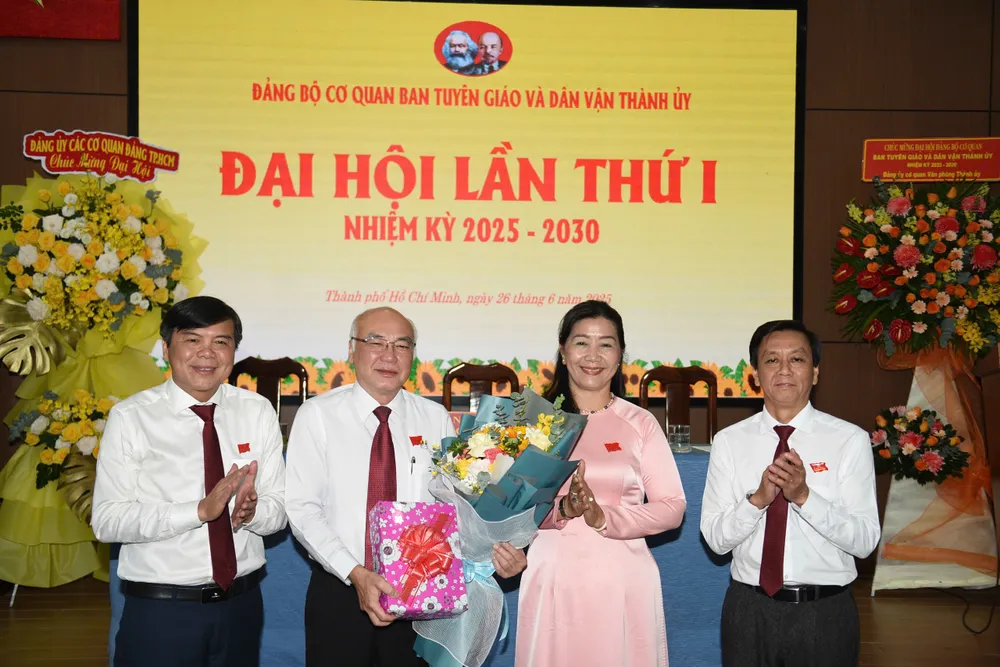 Cấp ủy cơ quan Ban Tuyên giáo và Dân vận Thành ủy TPHCM chúc mừng đồng chí Phan Nguyễn Như Khuê hoàn thành nhiệm vụ công tác 26-6. ĐH9.jpg