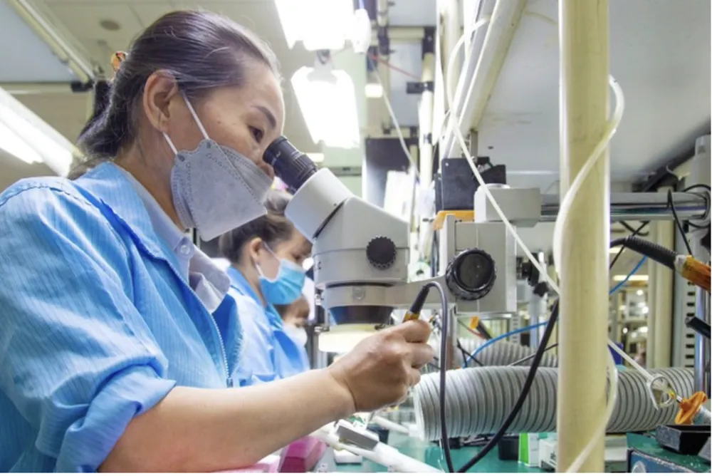 កម្មករនៃក្រុមហ៊ុន Datalogic Vietnam ធ្វើការលើខ្សែសង្វាក់ផលិតកម្មនៅឧទ្យានបច្ចេកវិទ្យាខ្ពស់ទីក្រុងហូជីមិញ។ រូបថត៖ HOANG HUNG Ảnh chụp Màn hình 2025-06-26 lúc 16.18.25.png
