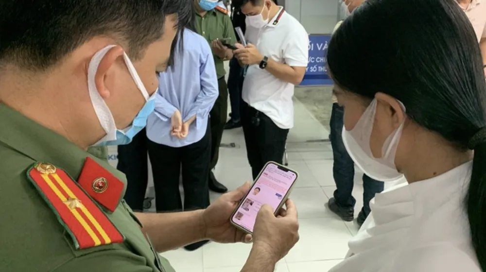 Cán bộ công an hướng dẫn cho người dân làm thủ tục qua dịch vụ công Ảnh chụp Màn hình 2025-06-27 lúc 14.06.15.png