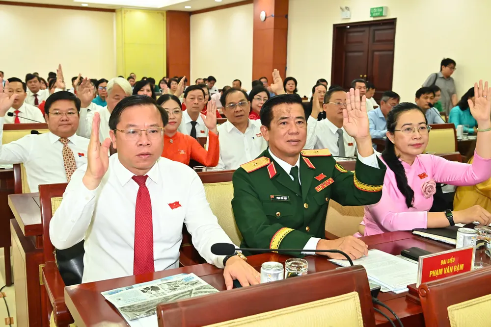Các đại biểu biểu quyết thông qua tờ trình bãi bỏ toàn bộ Nghị quyết số 73. Ảnh: VIỆT DŨNG 1.jpg