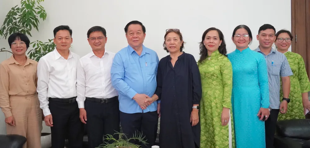 Đồng chí Nguyễn Trọng Nghĩa, đồng chí Nguyễn Mạnh Cường và các đại biểu chụp hình lưu niệm cùng người nhà cố Tổng Bí thư Nguyễn Văn Linh 2.JPG