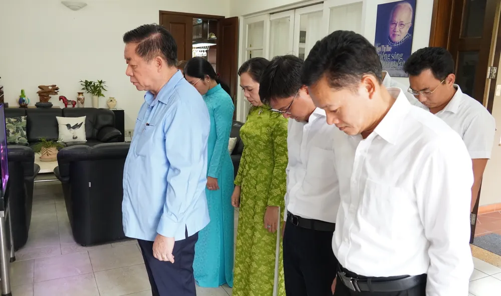 Đồng chí Nguyễn Trọng Nghĩa cùng các đại biểu dành phút mặc niệm tưởng nhớ cố Tổng Bí thư Nguyễn Văn Linh 3.JPG