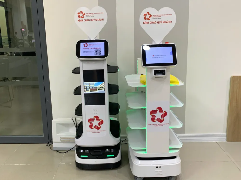 Robot được phường Thủ Đức sử dụng để chào đón, mời nước, hướng dẫn người dân lấy số thứ tự... tại Trung tâm Phục vụ hành chính công phường Thủ Đức. Ảnh: PHƯƠNG UYÊN 1-7.jpg