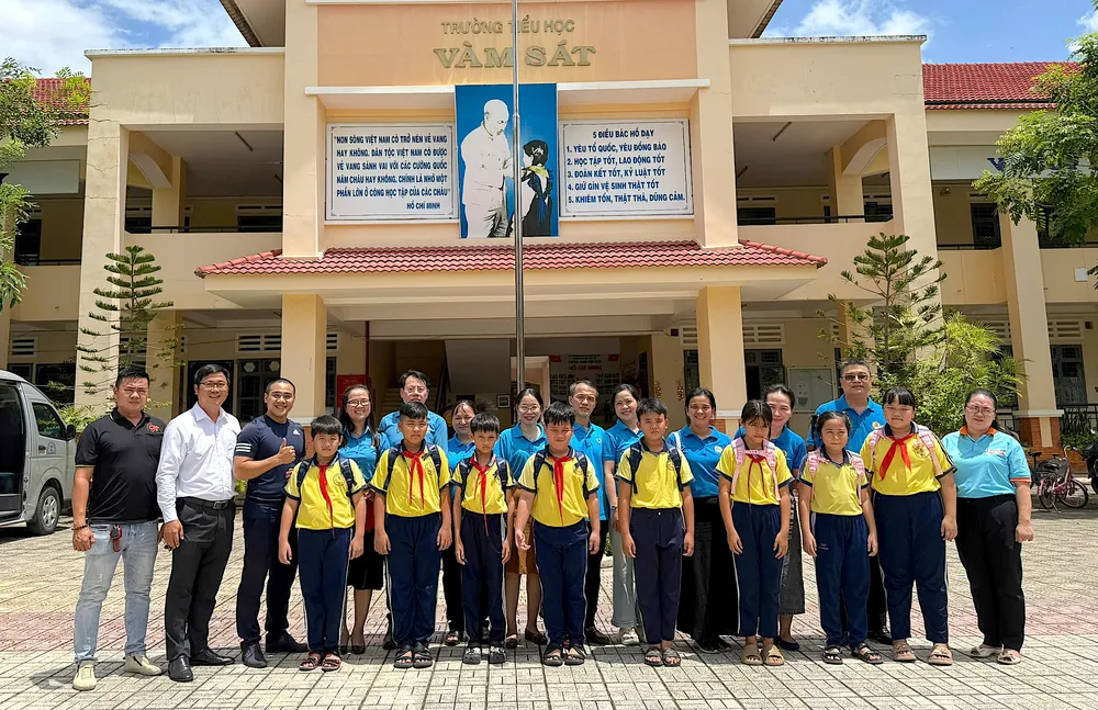 Chi bộ Công đoàn các cơ quan Đảng TPHCM trao quà đến các em học sinh Trường Tiểu học Vàm Sát 1-7. Trao quà 2.jpg