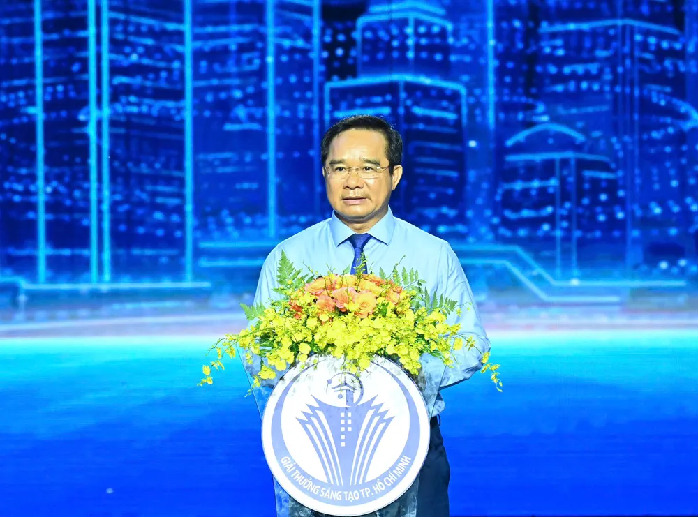 ホーチミン市人民委員会のグエン・ヴァン・ドゥオック委員長が授賞式でスピーチを行った。写真:VIET DUNG 11.jpg