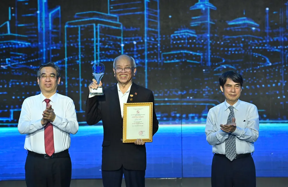 Phó Bí thư Thành ủy, Chủ tịch Ủy ban MTTQ Việt Nam TPHCM Nguyễn Phước Lộc chúc mừng tác giả đạt Giải thưởng Sáng tạo TPHCM lần 4. Ảnh: VIỆT DŨNG 11.jpg