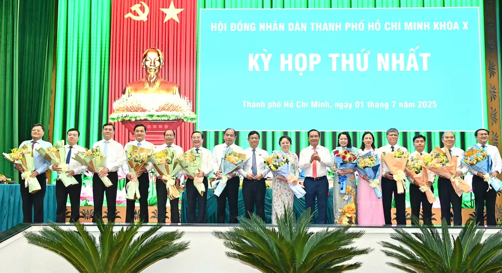 Lãnh đạo TPHCM chúc mừng các sở, ngành. Ảnh: VIỆT DŨNG 13.jpg