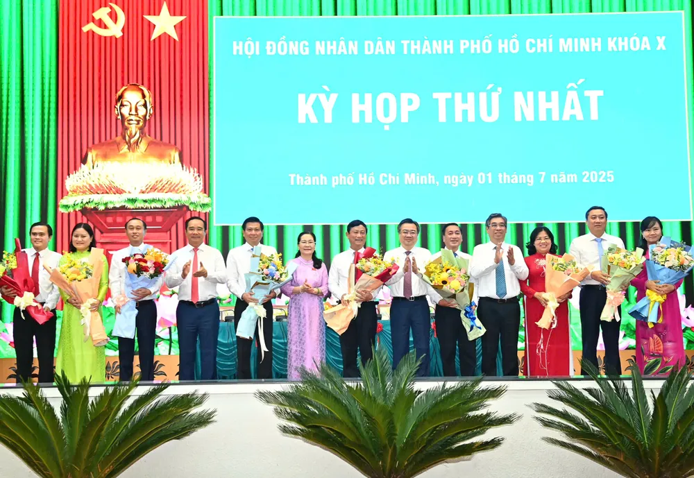 Đồng chí Nguyễn Thanh Nghị, đồng chí Nguyễn Văn Được, đồng chí Nguyễn Thị Lệ và đồng chí Nguyễn Phước Lộc tặng hoa chúc mừng Thường trực HĐND TPHCM, lãnh đạo các Ban của HĐND TPHCM. Ảnh: VIỆT DŨNG 18.jpg