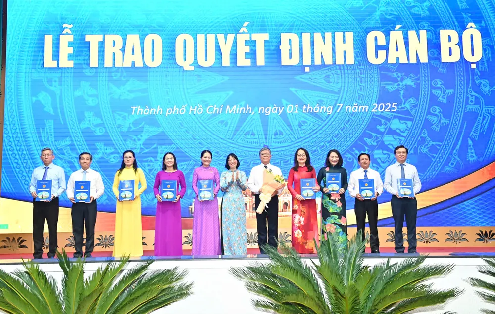 Phó Chủ tịch UBND TPHCM Trần Thị Diệu Thuý trao quyết định đến Ban Giám đốc Sở GD-ĐT TPHCM. Ảnh: VIỆT DŨNG 28.jpg
