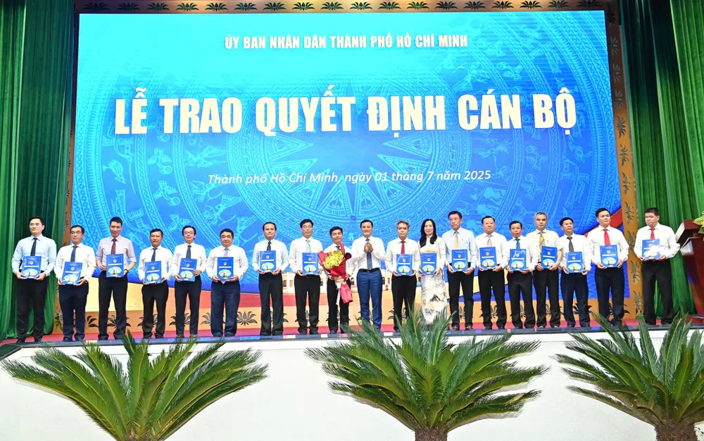 Phó Chủ tịch UBND TPHCM Bùi Xuân Cường trao quyết định đến Ban Giám đốc Sở Xây dựng TPHCM. Ảnh: VIỆT DŨNG 30.jpg