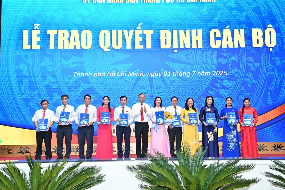 Lãnh đạo TPHCM trao quyết định đến Ban Giám đốc Sở Nội vụ TPHCM. Ảnh: VIỆT DŨNG 33.jpg