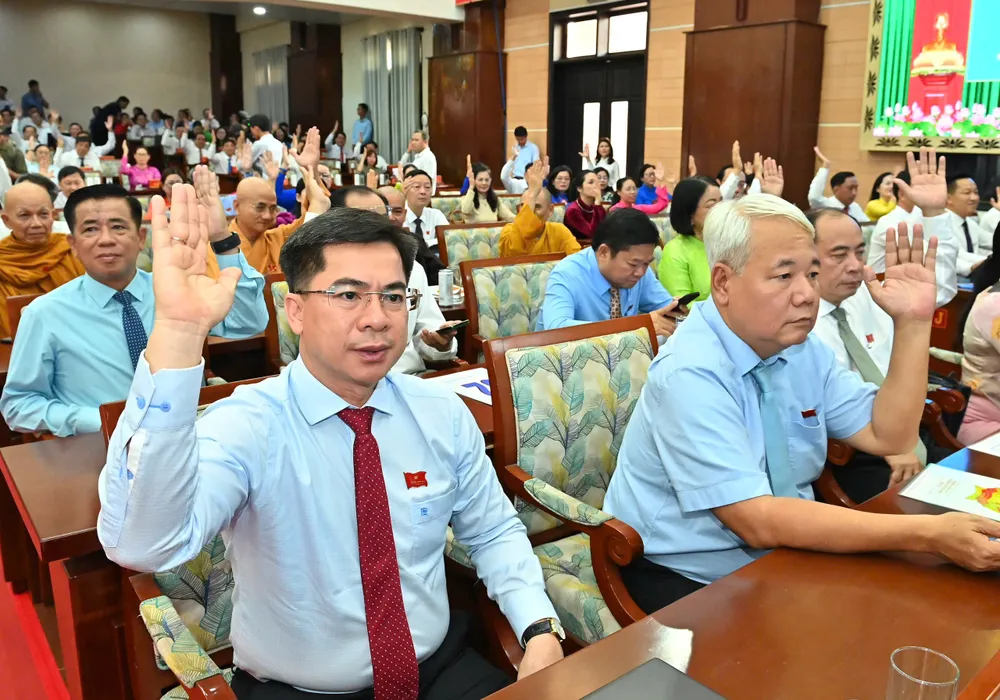 Các đại biểu thống nhất thông qua các dự thảo nghị quyết. Ảnh: VIỆT DŨNG 4.jpg