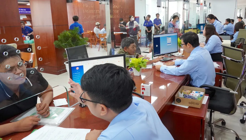 Cán bộ, công chức Trung tâm Phục vụ hành chính công phường Tân Mỹ giải quyết thủ tục hành chính cho người dân. Ảnh: THU HƯỜNG 6HH08712.JPG