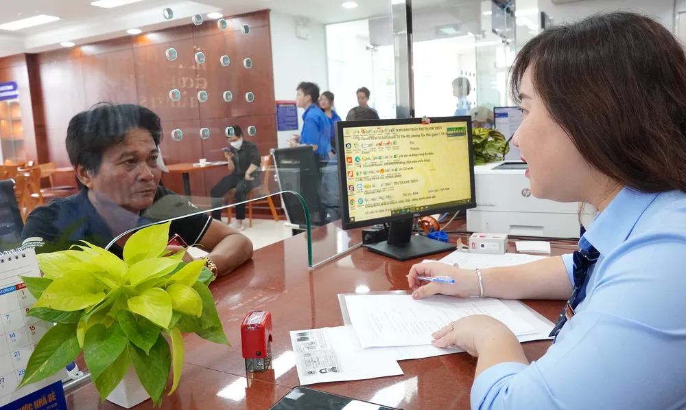 Cán bộ, công chức Trung tâm Phục vụ hành chính công phường Tân Mỹ giải quyết thủ tục hành chính cho người dân. Ảnh: THU HƯỜNG 6HH08802.JPG