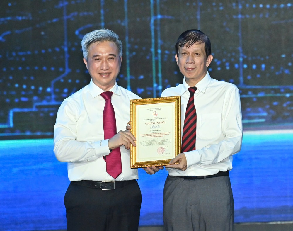Deputy Secretary of the Ho Chi Minh City Party Committee, Dang Minh Thong, (L) presents the award to Sai Gon Giai Phong Newspaper in the field of media (Photo: SGGP) Deputy Secretary of the Ho Chi Minh City Party Committee, Dang Minh Thong, (L) presents the award to Sai Gon Giai Phong Newspaper in the field of media (Photo: SGGP)