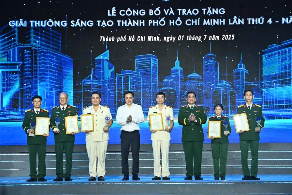 Thiếu tướng Mai Hoàng, Giám đốc Công an TPHCM chúc mừng các tác giả đoạt giải lĩnh vực Quốc phòng An ninh. Ảnh: VIỆT DŨNG Thiếu tướng Mai Hoàng và...trao giải cho các tác giả, nhóm tác giả đạt giải thưởng thuộc nhóm Quốc phòng an ninh.jpg