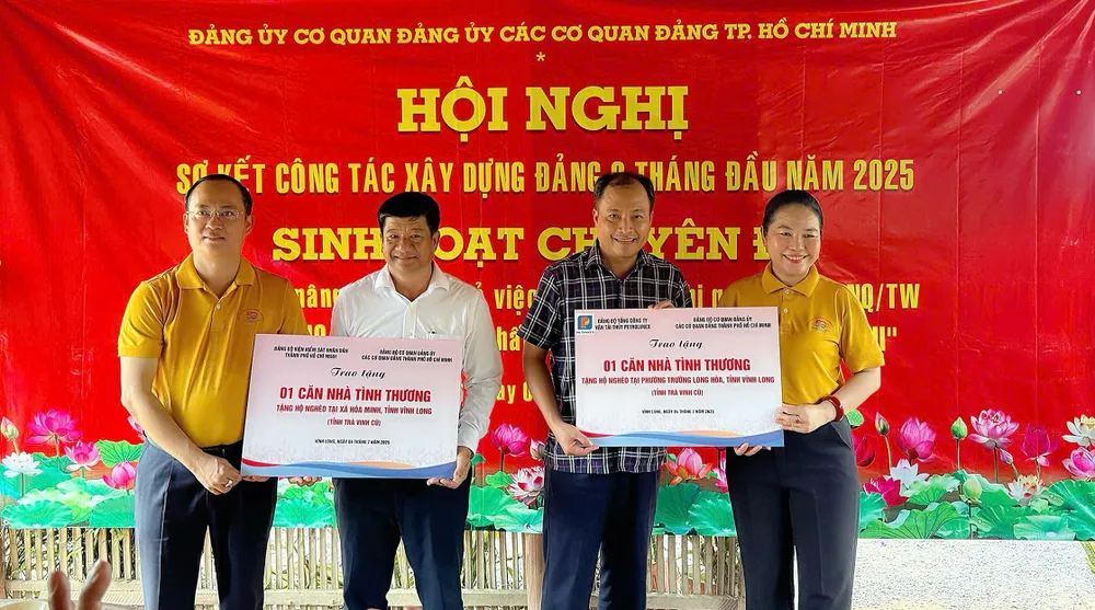 Comrade Nguyen Khoa Hai and Comrade Le Thi Hong Nga presented a symbolic plaque to build 2 charity houses for poor households in Vinh Long province. 4-7. 1.jpg
