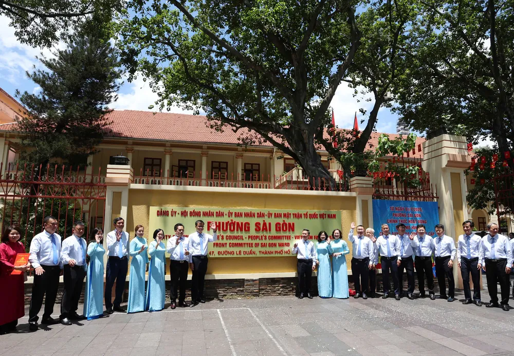Cán bộ, công chức phường Sài Gòn ra mắt ngày phường chính thức đi vào hoạt động. Ảnh: HOÀNG HÙNG Phường Sài Gòn.jpg