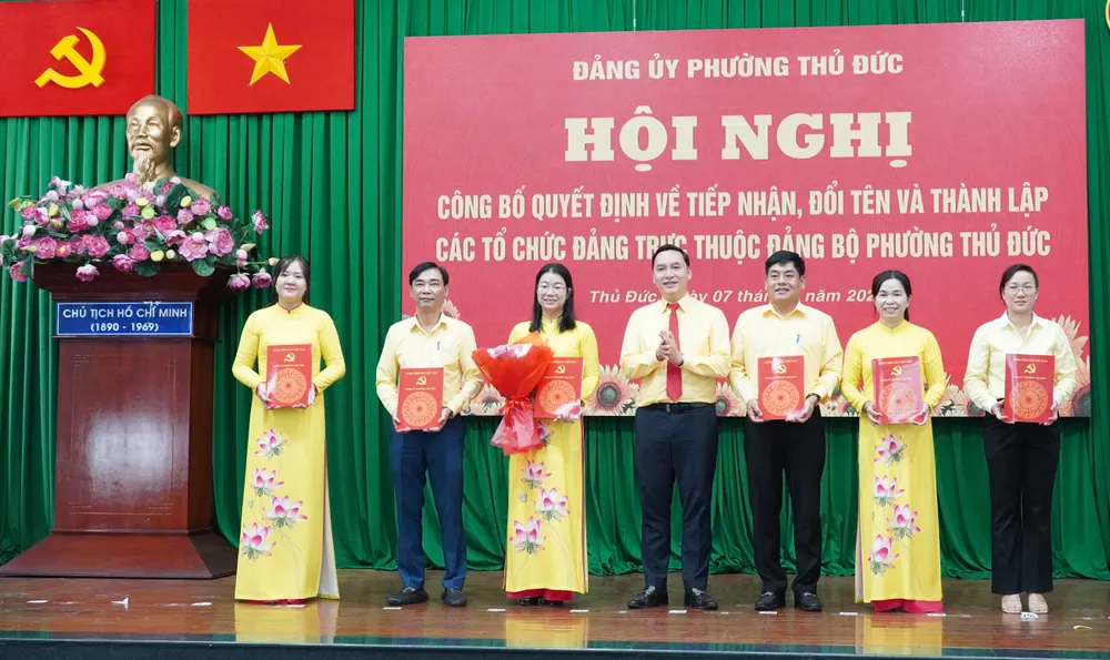 Bí thư Đảng ủy phường Thủ Đức Mai Hữu Quyết trao quyết định thành lập Đảng bộ các cơ quan Đảng phường Thủ Đức và ra mắt Đảng uỷ cơ quan 6HH09239.JPG