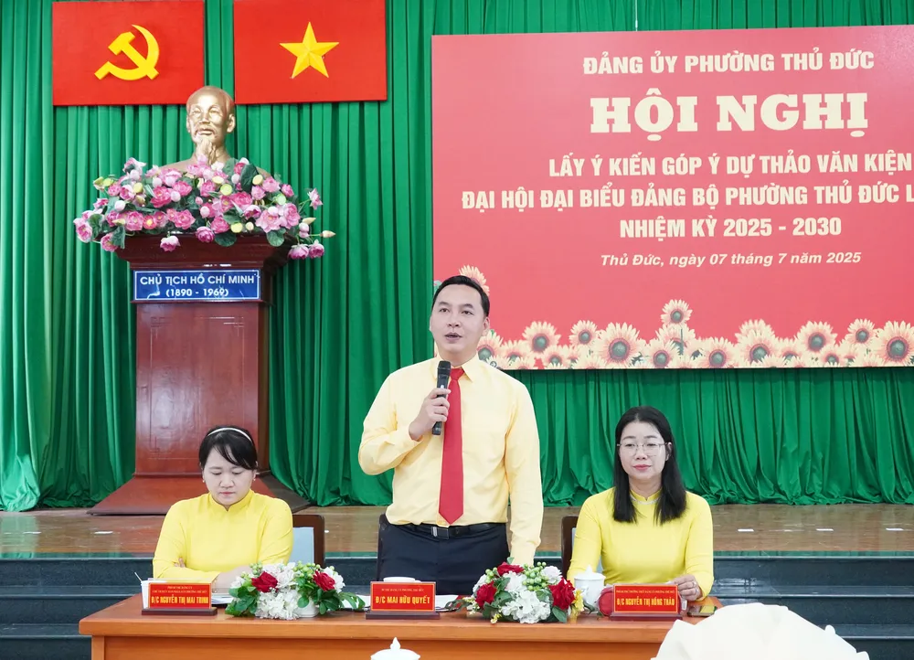 Bí thư Đảng ủy phường Thủ Đức Mai Hữu Quyết trao đổi với đại biểu 6HH09316.JPG
