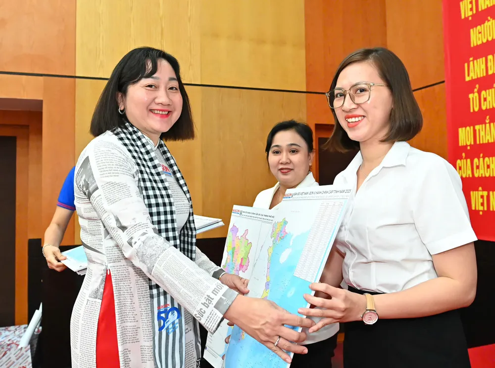 Phó Tổng Biên tập Báo SGGP Bùi Thị Hồng Sương tặng bản đồ đến đại diện các phường, xã. Ảnh: VIỆT DŨNG 7-7. 1.jpg