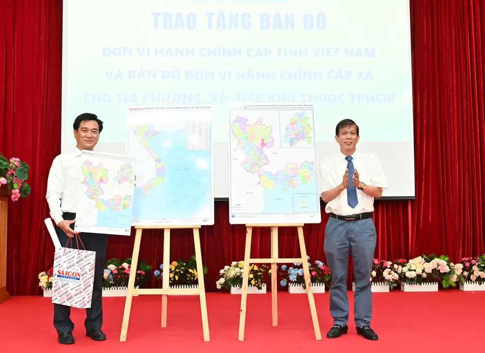Phó Tổng Biên tập Phụ trách Báo SGGP Nguyễn Khắc Văn trao tặng bản đồ đến Chủ tịch UBND phường Bàn Cờ Huỳnh Gia Giang (trái). Ảnh: VIỆT DŨNG 7-7. 10.jpg