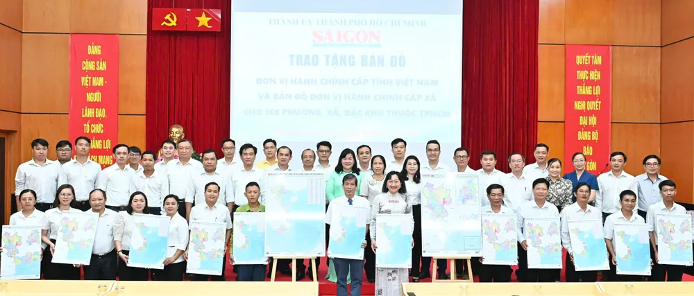 Bản đồ được trao tặng đến đại diện các phường, xã. Ảnh: VIỆT DŨNG 7-7. 13.jpg