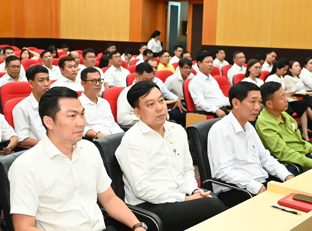 Các đại biểu dự buổi trao tặng bản đồ. Ảnh: VIỆT DŨNG 7-7. 4.jpg