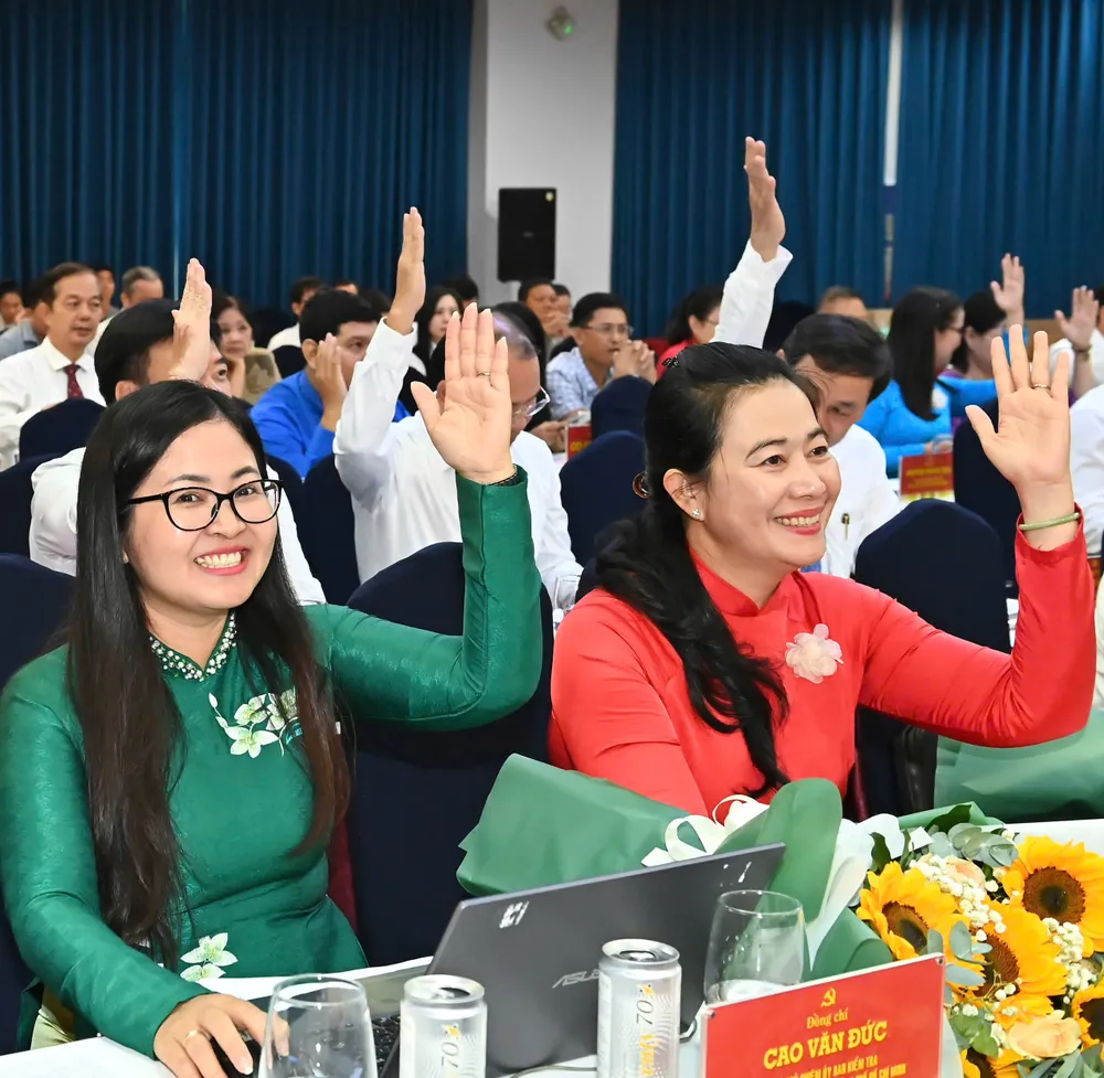 Các đại biểu thông qua tờ trình. Ảnh: VIỆT DŨNG 9-7. 11.jpg
