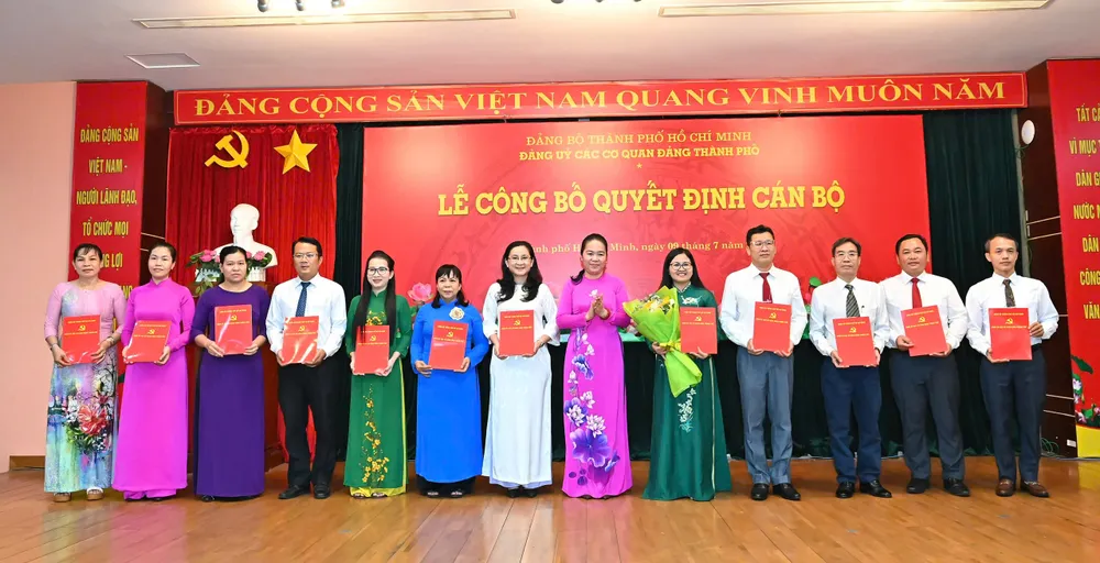 Phó Bí thư Đảng ủy các cơ quan Đảng TPHCM Lê Thị Hồng Nga trao quyết định thành lập cơ quan tham mưu giúp việc Đảng ủy các cơ quan Đảng TPHCM. Ảnh: VIỆT DŨNG 9-7. 12.jpg