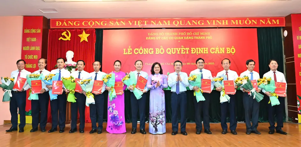 Đồng chí Nguyễn Thanh Nghị trao quyết định thành lập 11 đảng bộ cơ sở tại các đơn vị thuộc diện sắp xếp, sáp nhập. Ảnh: VIỆT DŨNG 9-7. 13.jpg