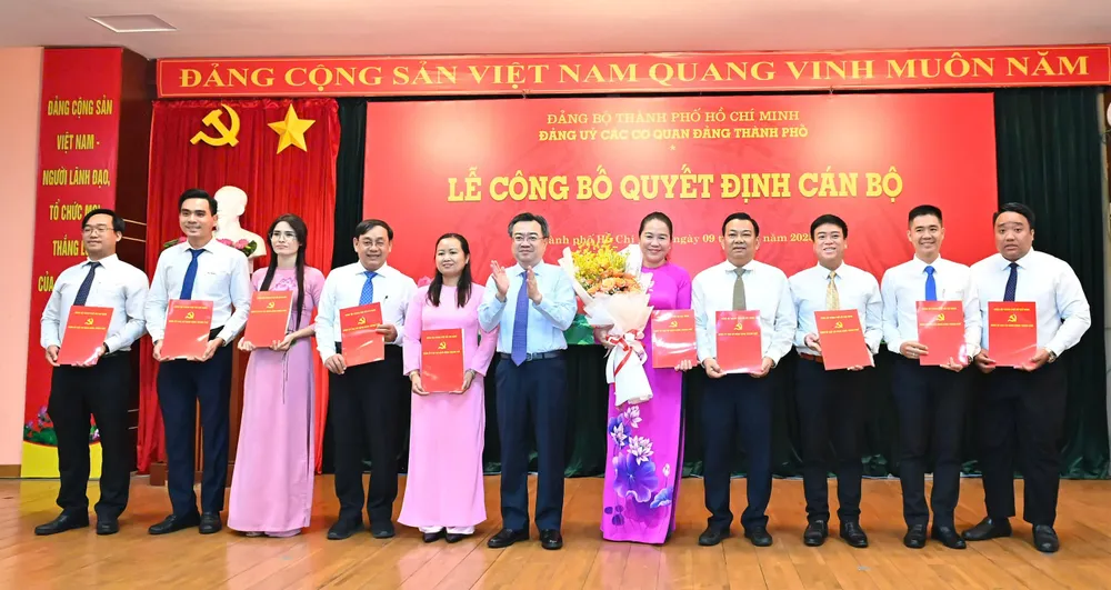 Đồng chí Nguyễn Thanh Nghị trao quyết định đến các đồng chí Ủy ban Kiểm tra Đảng ủy các cơ quan Đảng TPHCM. Ảnh: VIỆT DŨNG 9-7. 2.jpg