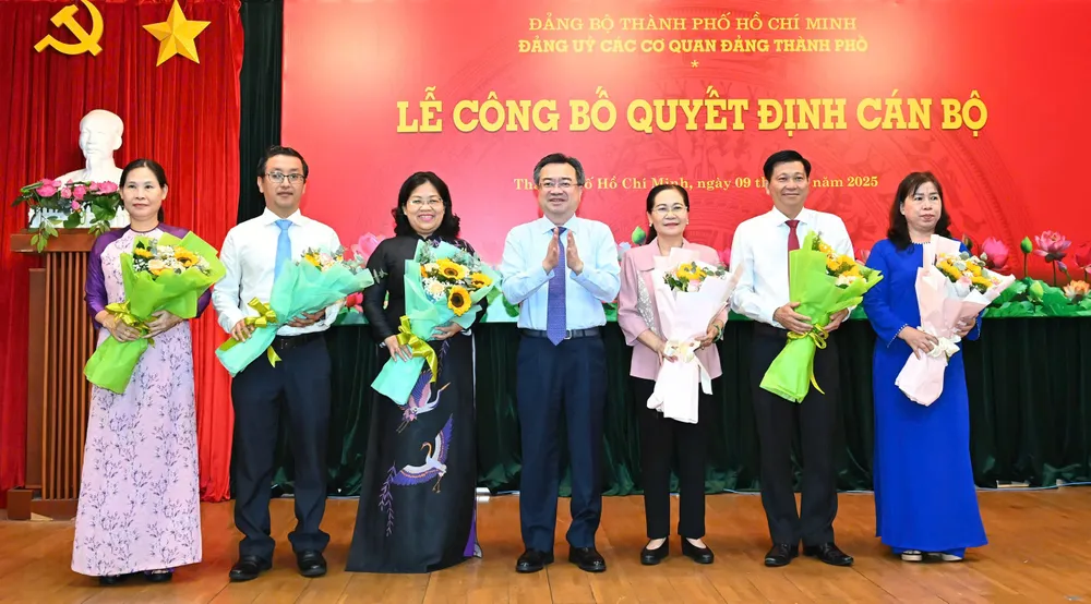 Đồng chí Nguyễn Thanh Nghị tặng hoa cảm ơn các đồng chí không tham gia Ban Chấp hành Đảng bộ các cơ quan Đảng TPHCM (sau sắp xếp). Ảnh: VIỆT DŨNG 9-7. 3.jpg
