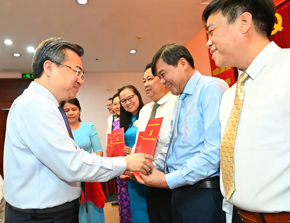 Phó Bí thư Thường trực Thành ủy TPHCM Nguyễn Thanh Nghị trao quyết định đến các đồng chí Ban Chấp hành Đảng bộ các cơ quan Đảng TPHCM. Ảnh: VIỆT DŨNG 9-7. 4.jpg