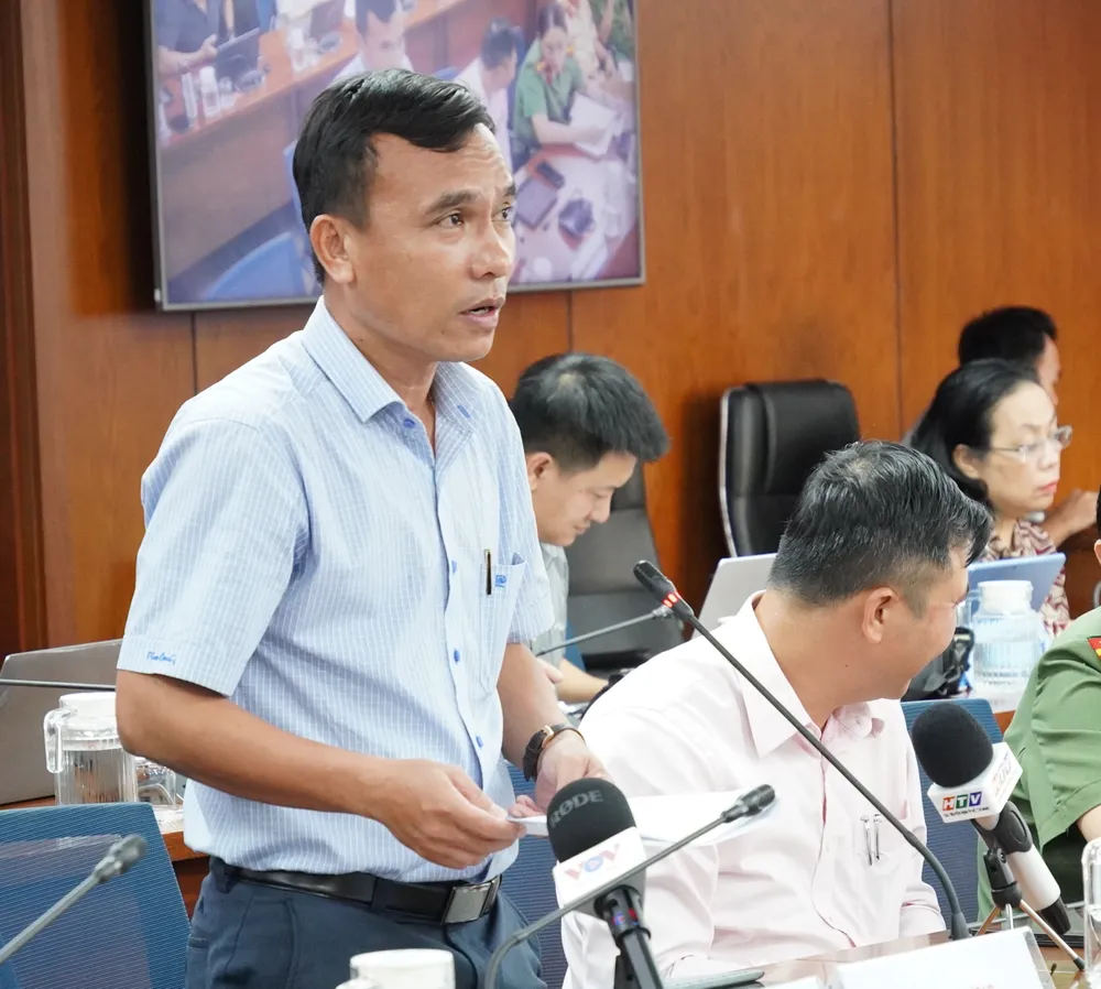 Ông Vũ Anh Dũng, Phó phòng Phát triển đô thị, Sở Xây dựng TPHCM, thông tin về hoạt động xe đưa rước cán bộ, công chức. Ảnh: PHƯƠNG UYÊN 6HH09744.JPG