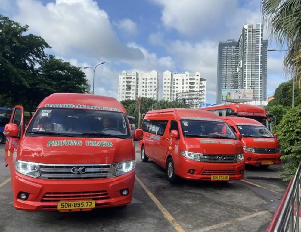 Xe TPHCM bố trí để đưa rước cán bộ, công chức từ xa về trung tâm hành chính thành phố làm việc Ảnh chụp Màn hình 2025-07-10 lúc 16.52.57.png