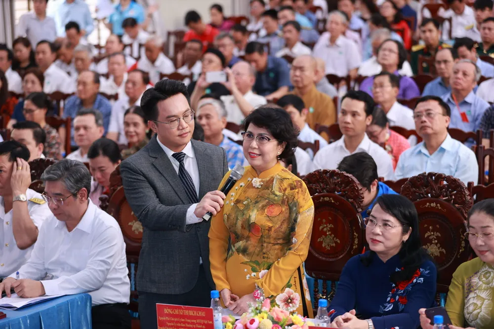 Comrade To Thi Bich Chau interacted at the conference. Photo: DUNG PHUONG 11-7. 16.jpg
