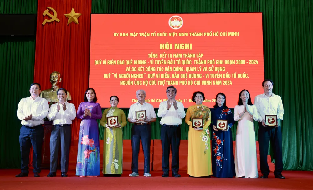 Comrade Nguyen Phuoc Loc presents gifts of gratitude to individuals. Photo: DUNG PHUONG 11-7. 21.jpg