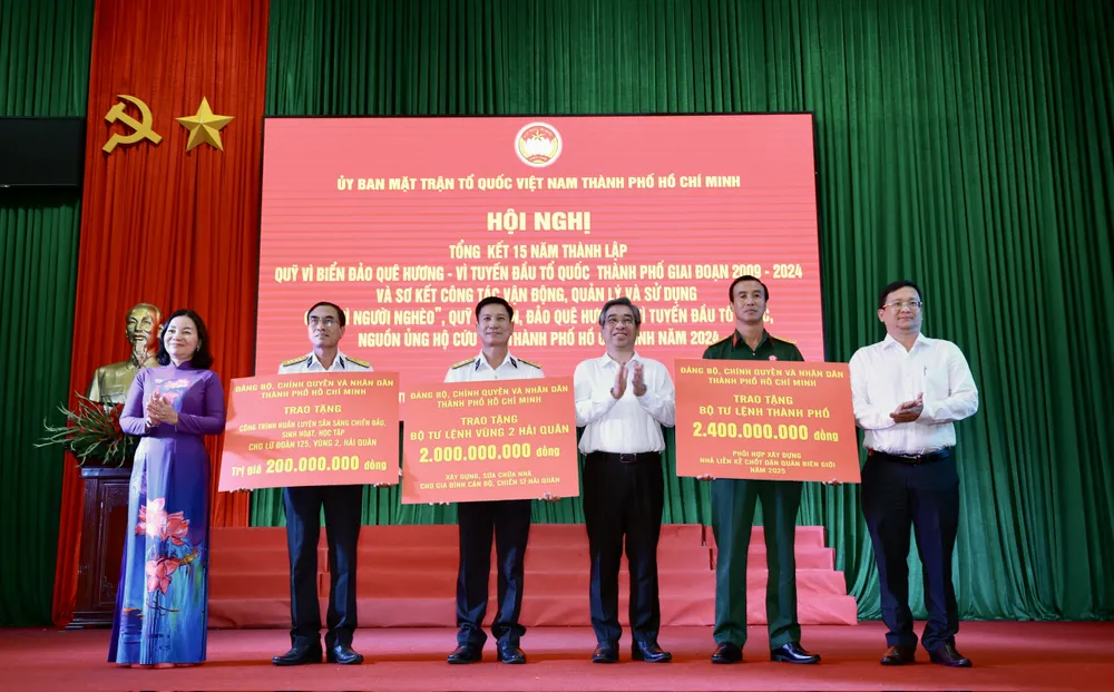 The Vietnam Fatherland Front Committee of Ho Chi Minh City presented symbolic plaques of frontline support projects. Photo: DUNG PHUONG 11-7. 23.jpg