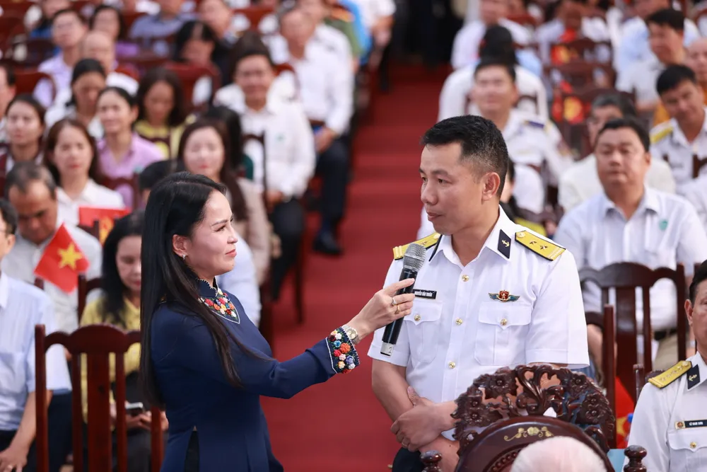 Lieutenant Colonel Nguyen Van Thuan interacted at the conference. Photo: DUNG PHUONG 11-7. 24.jpg