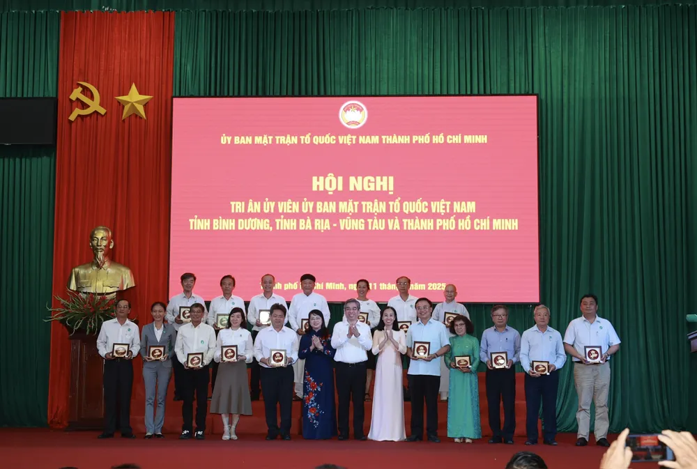 Comrade Nguyen Phuoc Loc presents gifts of gratitude to individuals. Photo: DUNG PHUONG 11-7. 31.jpg