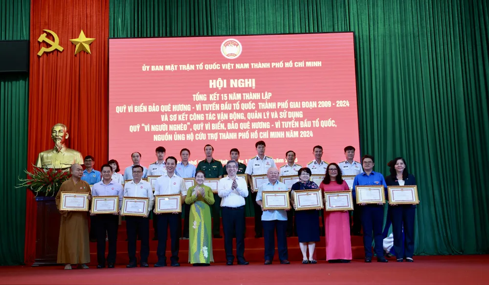 Comrade Nguyen Phuoc Loc presented certificates of merit to individuals and groups. Photo: DUNG PHUONG 11-7. 32.jpg
