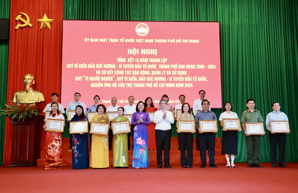 Deputy Secretary of the City Party Committee, Chairman of the Vietnam Fatherland Front Committee of Ho Chi Minh City Nguyen Phuoc Loc presented certificates of merit to collectives and individuals. Photo: DUNG PHUONG 11-7. 33.jpg