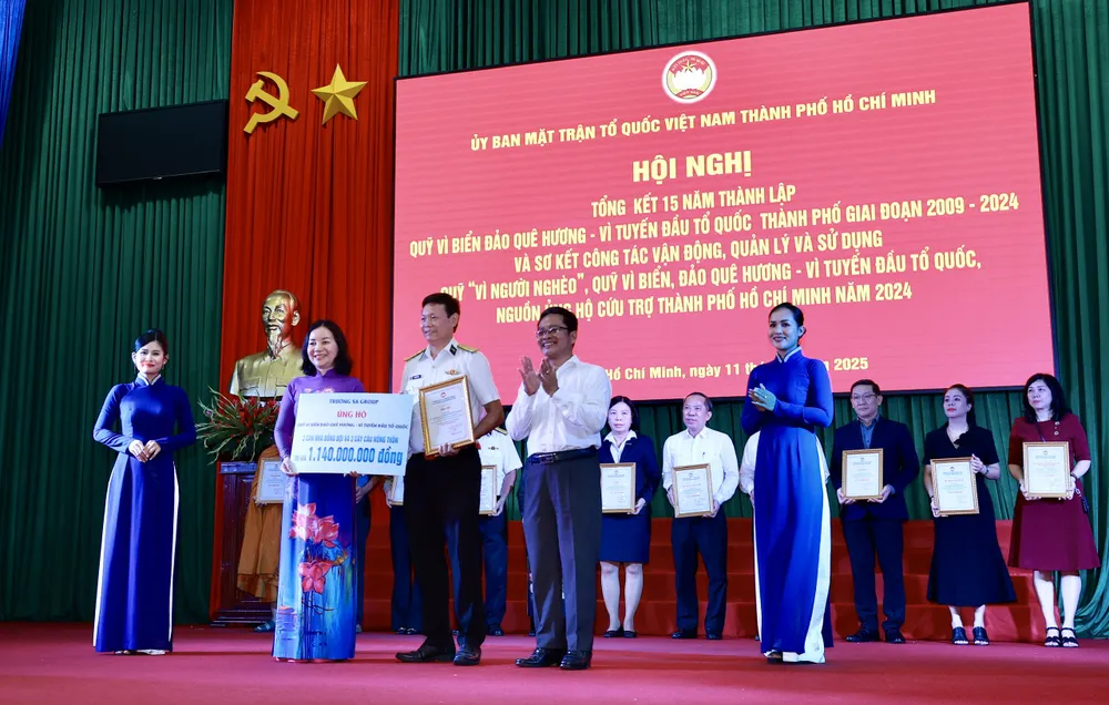 At the program, the Vietnam Fatherland Front of Ho Chi Minh City also received symbolic support boards for the fund from many units and organizations. Photo: DUNG PHUONG 11-7. 38.jpg