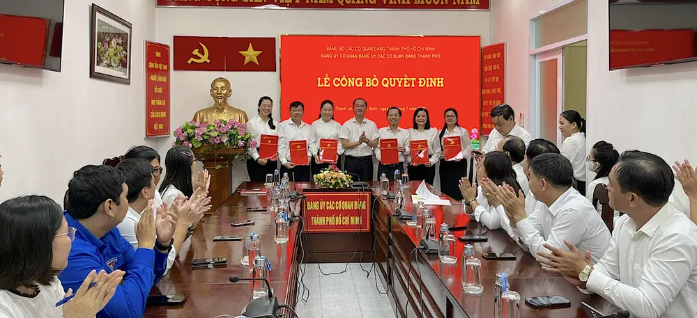 Đồng chí Nguyễn Khoa Hải, Phó Bí thư Đảng ủy các cơ quan Đảng TPHCM trao quyết định các đồng chí trong Ban chấp hành Đảng bộ Cơ quan Đảng ủy các cơ quan Đảng TPHCM Ảnh chụp Màn hình 2025-07-14 lúc 15.10.01.png