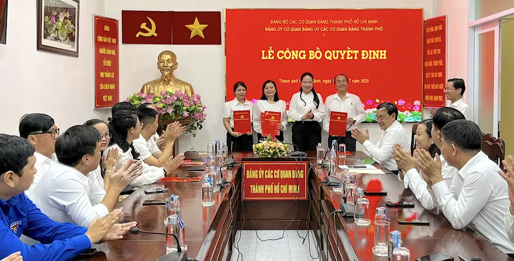 Đồng chí Lê Thị Hồng Nga, Phó Bí thư Đảng ủy các cơ quan Đảng Thành phố trao quyết định cấp ủy Chi bộ Ban Tổ chức Đảng ủy Ảnh chụp Màn hình 2025-07-14 lúc 15.10.37.png